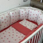 Set Bumper Koral Roze i Srca – Ogradica sa tri strane, pletenica, plahta, jastuk, jorgan