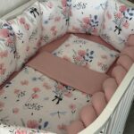 Set Bumper Puder Roze i Cvjetići – Ogradica sa tri strane, pletenica, plahta, jastuk, jorgan