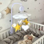 Vrtuljak sa muzičkom kutijom i nosačem - Medo na mjesecu - Žuta