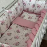 Set Bumper Roze Zeko na Oblaku i Roze – Ogradica sa tri strane, pletenica, plahta, jastuk, jorgan