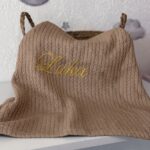 Pletena pamučna dekica AirCotton sa kićankama - Smeđa