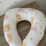 Višenamjenski jastuk za dojenje/hranjenje bebe – Roze Mede