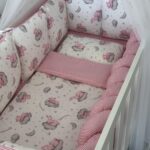 Set Bumper Roze Zeko na Oblaku i Roze Prugice – Ogradica sa tri strane, pletenica, plahta, jastuk, jorgan