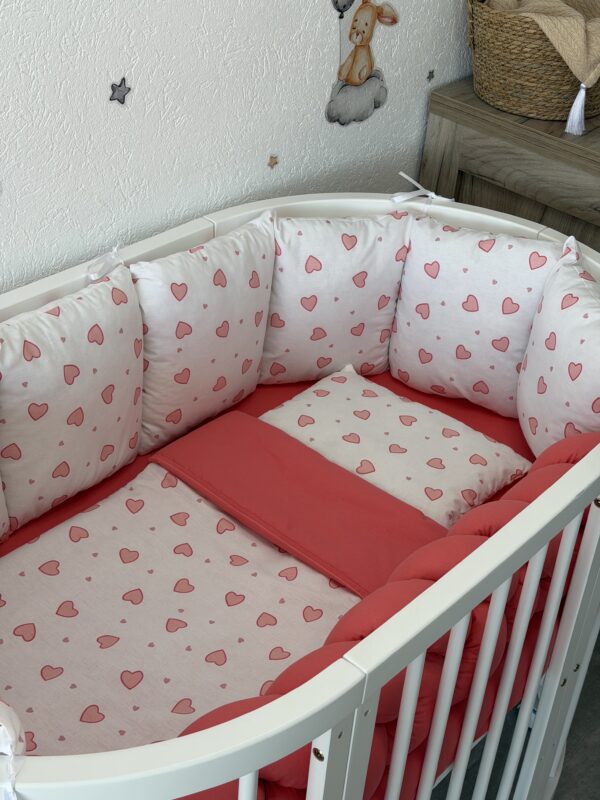 Set Bumper Koral Roze i Srca – Ogradica sa tri strane, pletenica, plahta, jastuk, jorgan