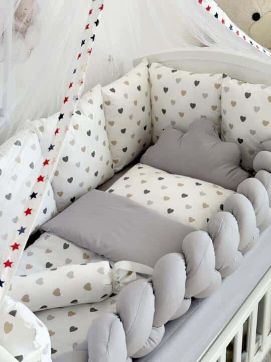 Set Bumper Siva Mala Srca i Siva – Ogradica sa tri strane, pletenica, plahta, jastuk, jorgan i dva ukrasna jastuka