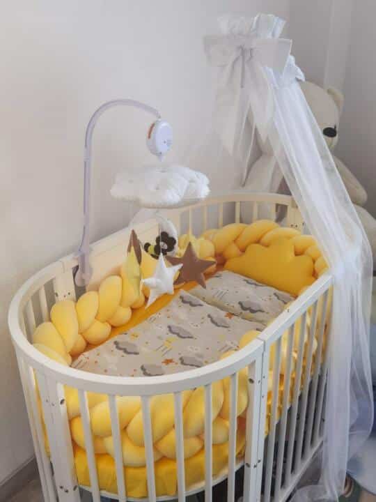 Set Velvet Braid Žuta i Sivi Good Night - Pletenica sa 4 strane, plahta, jastuk, jorgan i dva ukrasna jastuka.