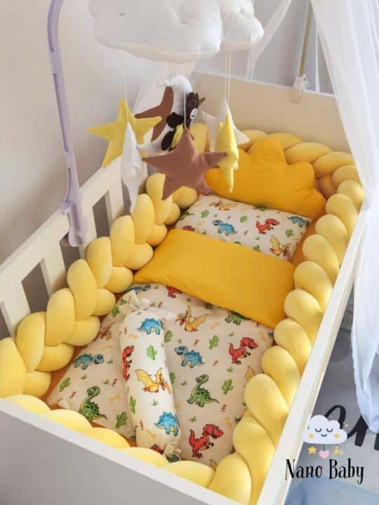 Set Velvet Braid Žuta i Dinosauri - Pletenica sa 4 strane, plahta, jastuk, jorgan i dva ukrasna jastuka.