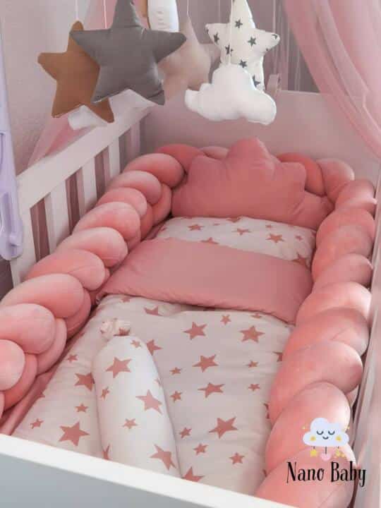 Set Velvet Braid Puder roze i Puder Roze Zvijezde - Pletenica sa 4 strane, plahta, jastuk, jorgan i dva ukrasna jastuka.