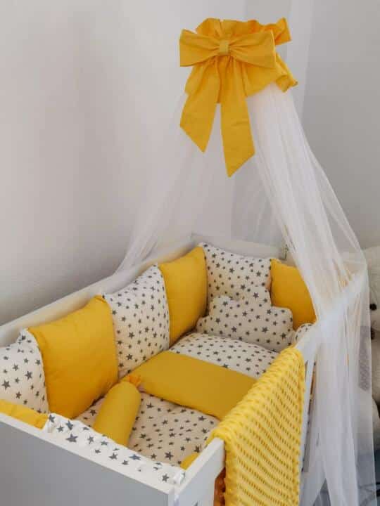 Set Bumper Žuta i Bijela sa Sivim Zvjezdicama – Ogradica sa tri strane, pletenica, plahta, jastuk, jorgan i dva ukrasna jastuka