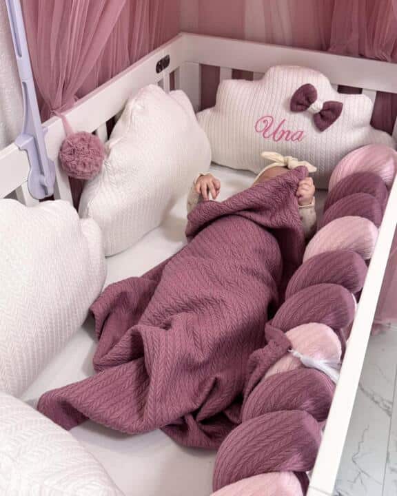 Set Cloud Bijela/Puder roze/Roze - Ogradica sa tri strane, pletenica, plahta, jastuk i dekica