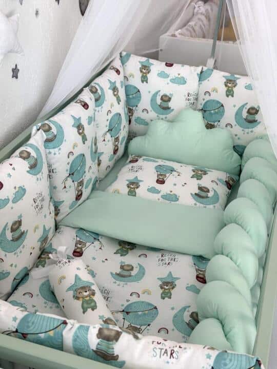 Set Bumper Tirkiz Balon i Tirkiz – Ogradica sa tri strane, pletenica, plahta, jastuk, jorgan i dva ukrasna jastuka