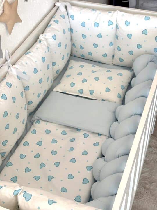 Set Bumper Plava i Srca - Ogradica sa tri strane, pletenica, plahta, jastuk, jorgan i dva ukrasna jastuka