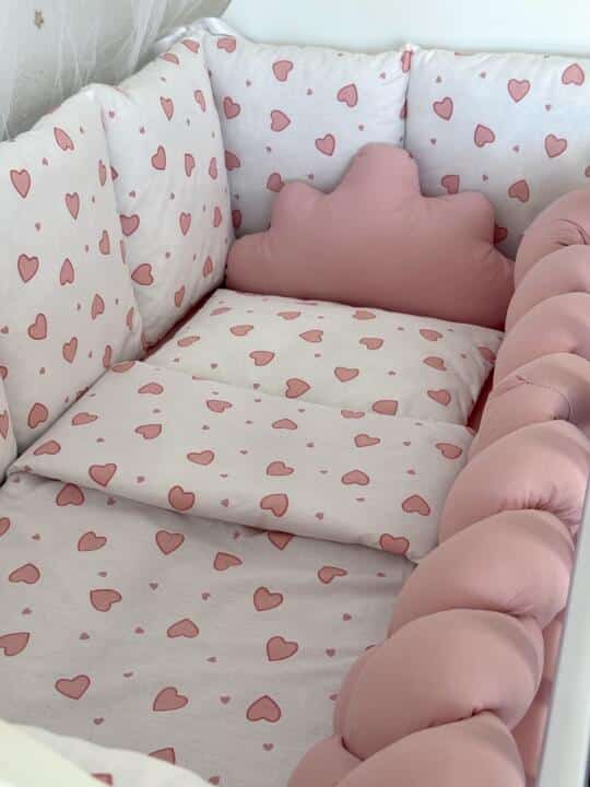 Set Bumper Puder Roze i Srca – Ogradica sa tri strane, pletenica, plahta, jastuk, jorgan i dva ukrasna jastuka