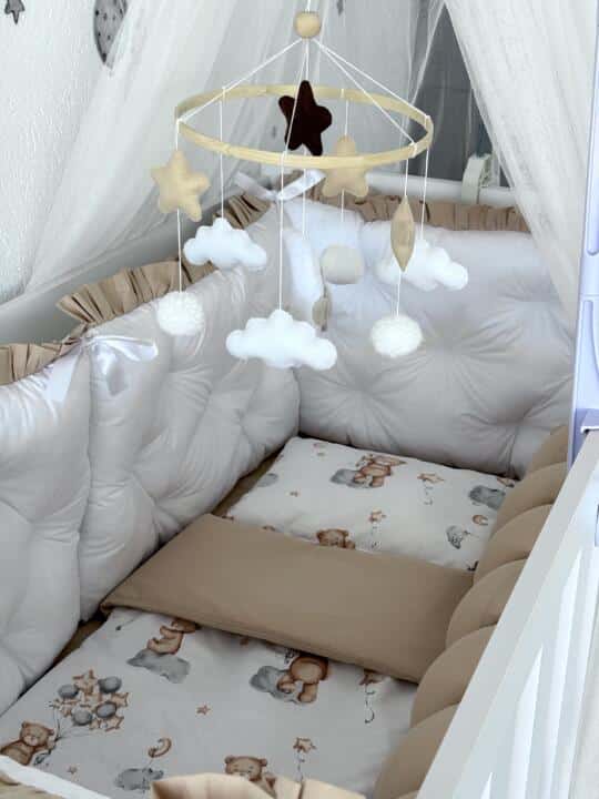 Set Royal Bijela sa Svijetlo Bež Volanima i Bež Mede - Ogradica sa tri strane, pletenica, plahta, jastuk, jorgan