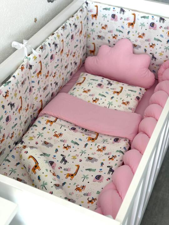 Set Flat Roze i Žirafice Roze - Ogradica sa tri strane, pletenica, plahta, jastuk, jorgan i dva ukrasna jastuka
