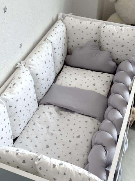 Set Bumper Srebrena Srca i Siva – Ogradica sa tri strane, pletenica, plahta, jastuk, jorgan i dva ukrasna jastuka