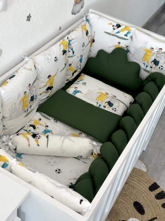 Set Bumper Fudbaleri Zelena – Ogradica sa tri strane, pletenica, plahta, jastuk, jorgan i dva ukrasna jastuka