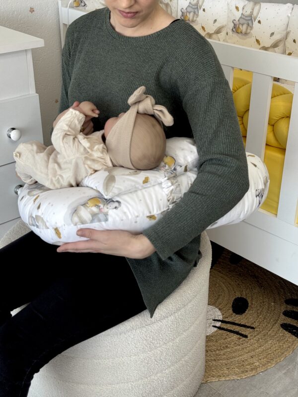 Višenamjenski jastuk za dojenje/hranjenje bebe – Zeko u Džemperu Žuti