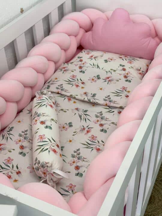 Set Velvet Braid Behar i Roze - Pletenica sa 4 strane, plahta, jastuk, jorgan i dva ukrasna jastuka