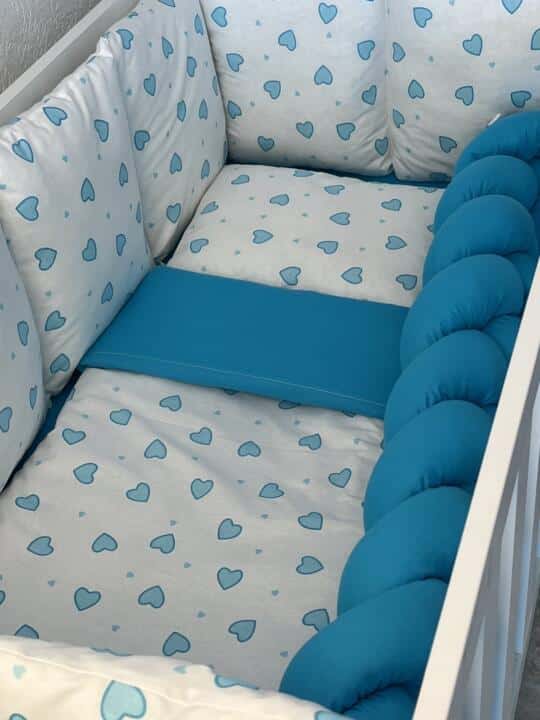 Set Bumper Plava Srca i Plava – Ogradica sa tri strane, pletenica, plahta, jastuk, jorgan i dva ukrasna jastuka
