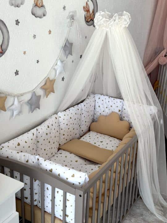 Set Bumper Zlatna Srca i Bež – Ogradica sa tri strane, pletenica, plahta, jastuk, jorgan i dva ukrasna jastuka