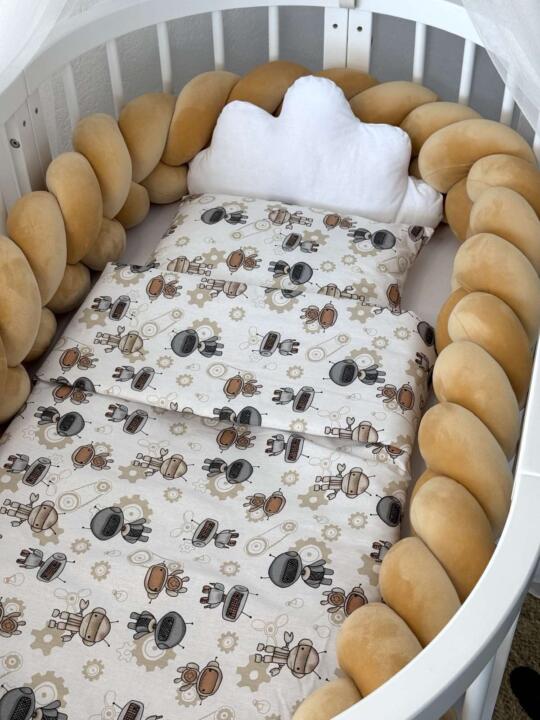 Set Velvet Braid Smeđa i Robotići - Pletenica sa 4 strane, plahta, jastuk, jorgan i dva ukrasna jastuka.