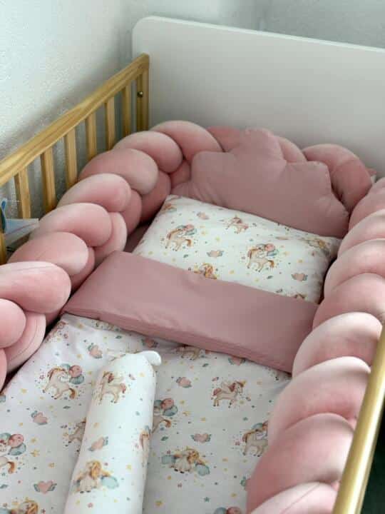 Set Velvet Braid Puder roze i Jednorog - Pletenica sa 4 strane, plahta, jastuk, jorgan i dva ukrasna jastuka.