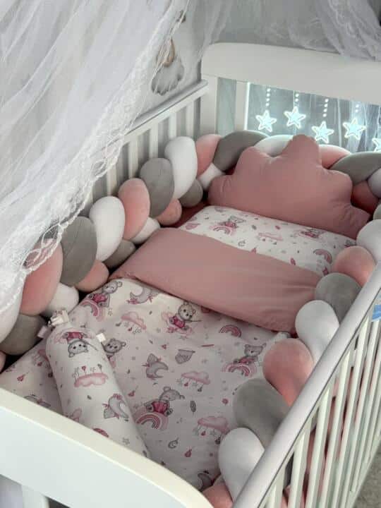 Set Velvet Braid Puder roze/Siva/Bijela i Roze Medo na Dugi - Pletenica sa 4 strane, plahta, jastuk, jorgan i dva ukrasna jastuka.