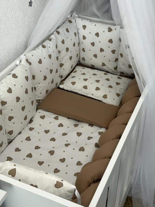 Set Bumper Smeđa i Smeđa Srca – Ogradica sa tri strane, pletenica, plahta, jastuk, jorgan i dva ukrasna jastuka