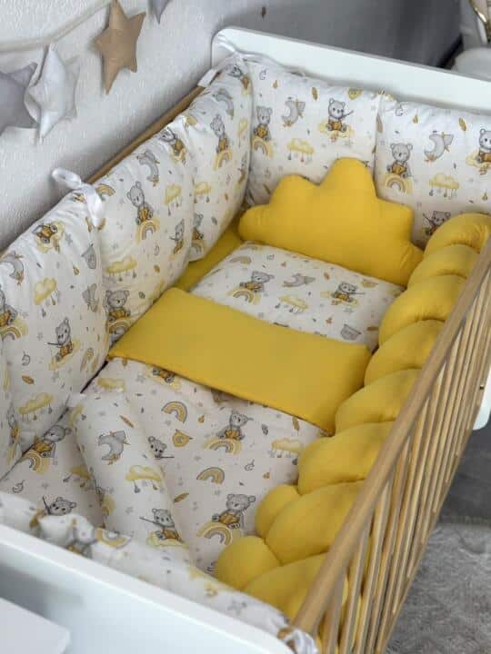 Set Bumper Žuta i Medo na Dugi – Ogradica sa tri strane, pletenica, plahta, jastuk, jorgan i dva ukrasna jastuka