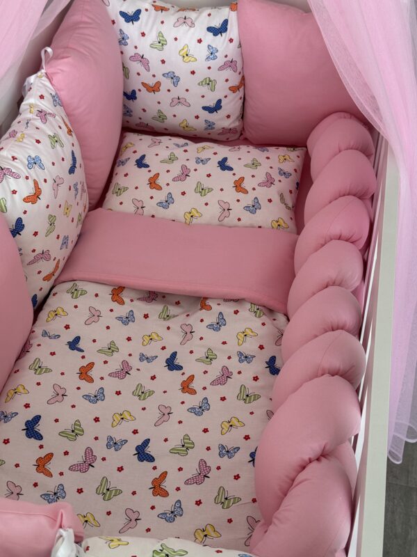 Set Bumper Leptirići i Roze – Ogradica sa tri strane, pletenica, plahta, jastuk, jorgan