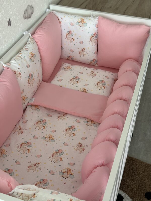 Set Bumper Jednorog i Roze – Ogradica sa tri strane, pletenica, plahta, jastuk, jorgan